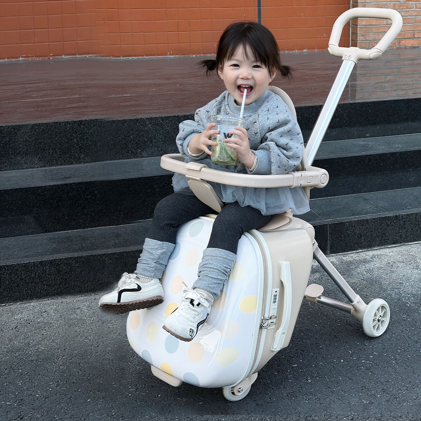 Baby Nursery Trolley - Walizka dziecięca Bunnyfly, na którą można